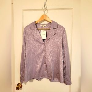 🎉MOVING SALE- EVERYTHING MUST GO BY 8/29!🎉 Elegant Silky Lilac Blouse